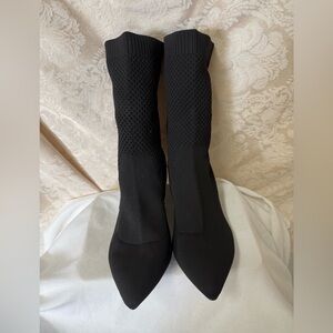 New Charles David Black Knit Pull on Bottie